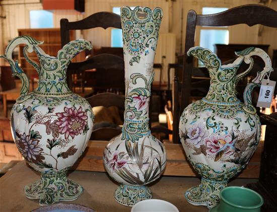 Pair Moriage ewers in a vase(-)